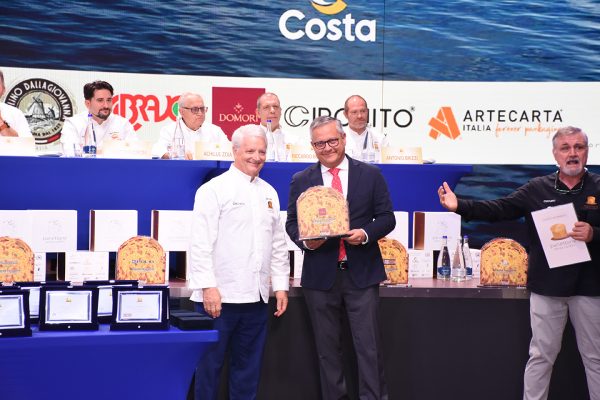 Anche quest’anno il Panettone salirà a bordo di Costa Crociere e supererà i confini italiani